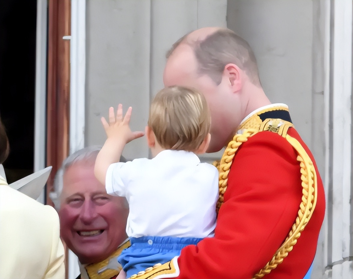 隔辈亲萌娃把面给爷爷,隔辈亲宝宝调皮