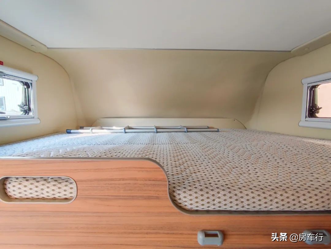 隔断式厨房，15度电+1700W太阳能，新星五十铃700P旅行官纵床版