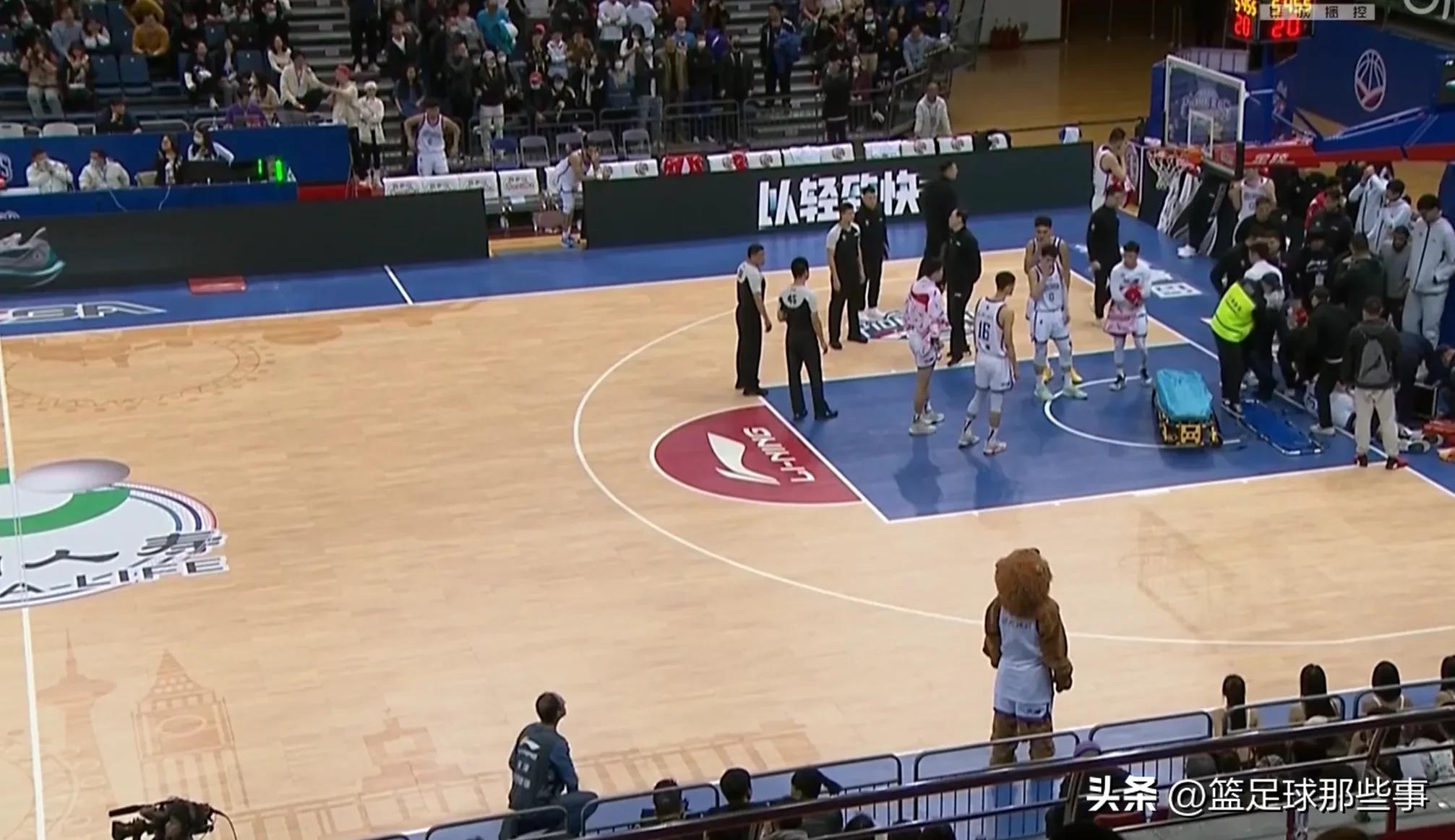 大卫詹姆斯重伤慢镜头,詹姆斯扣篮吓坏观众
