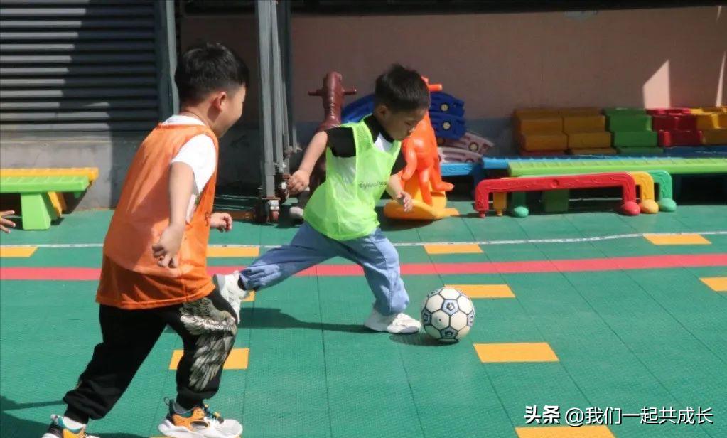 幼儿园足球友谊赛,幼儿园足球友谊赛家长齐上阵