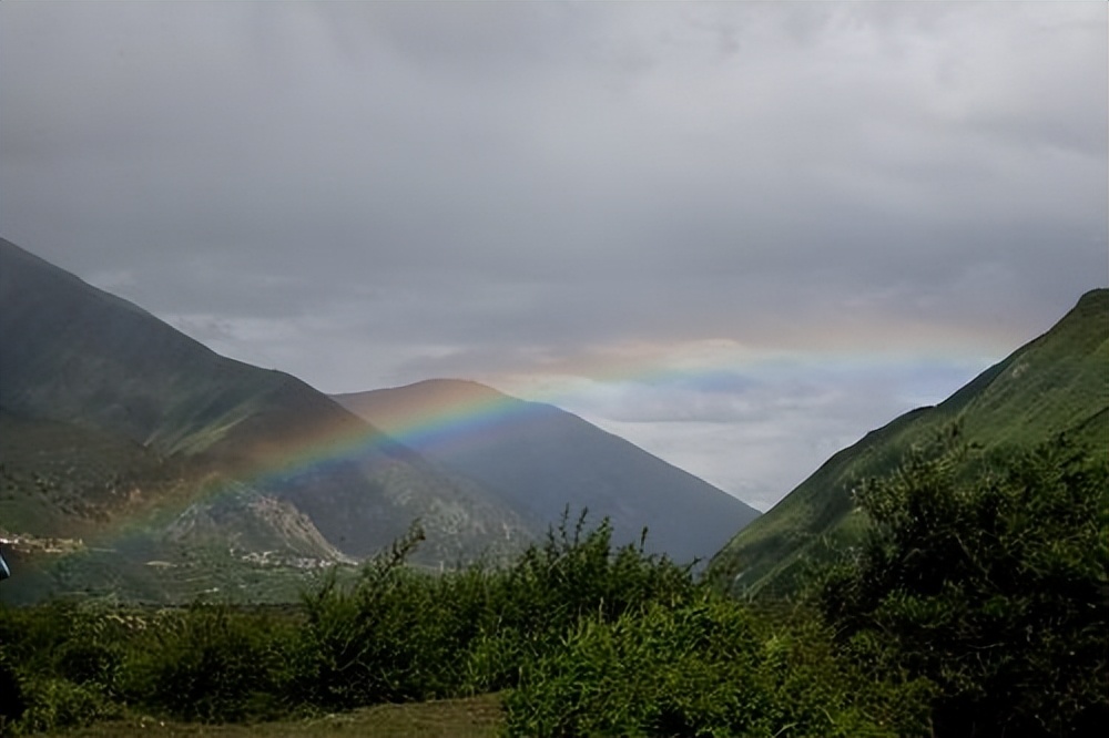 彩虹是怎么样形成的叫什么效应,彩虹成因是光的什么现象