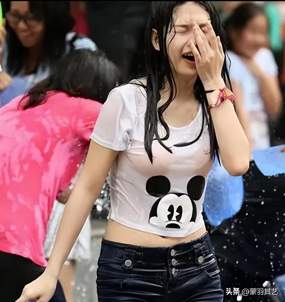 泼水节女子被撕扯雨衣怎么处理,泼水节被撕扯雨衣当事女生发声