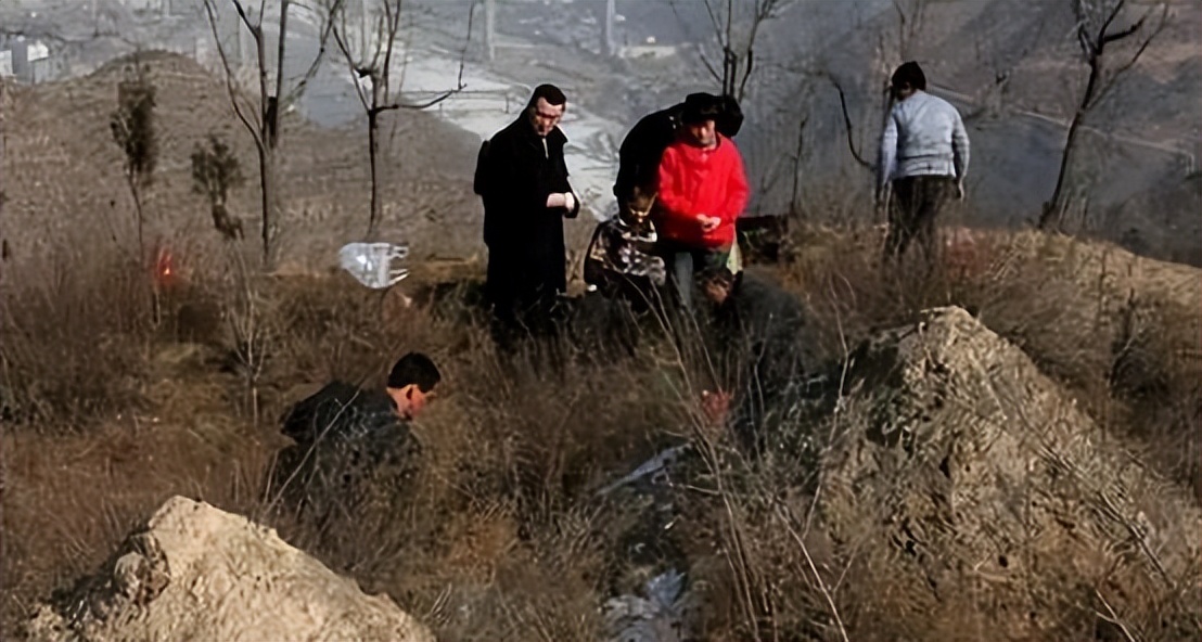 女儿死后托梦给妈妈挖棺材,母亲刚死7天托梦儿子挖棺