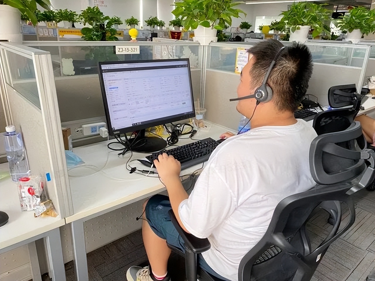 第一批00后已初入工厂打工,第一批00后回家后的现状