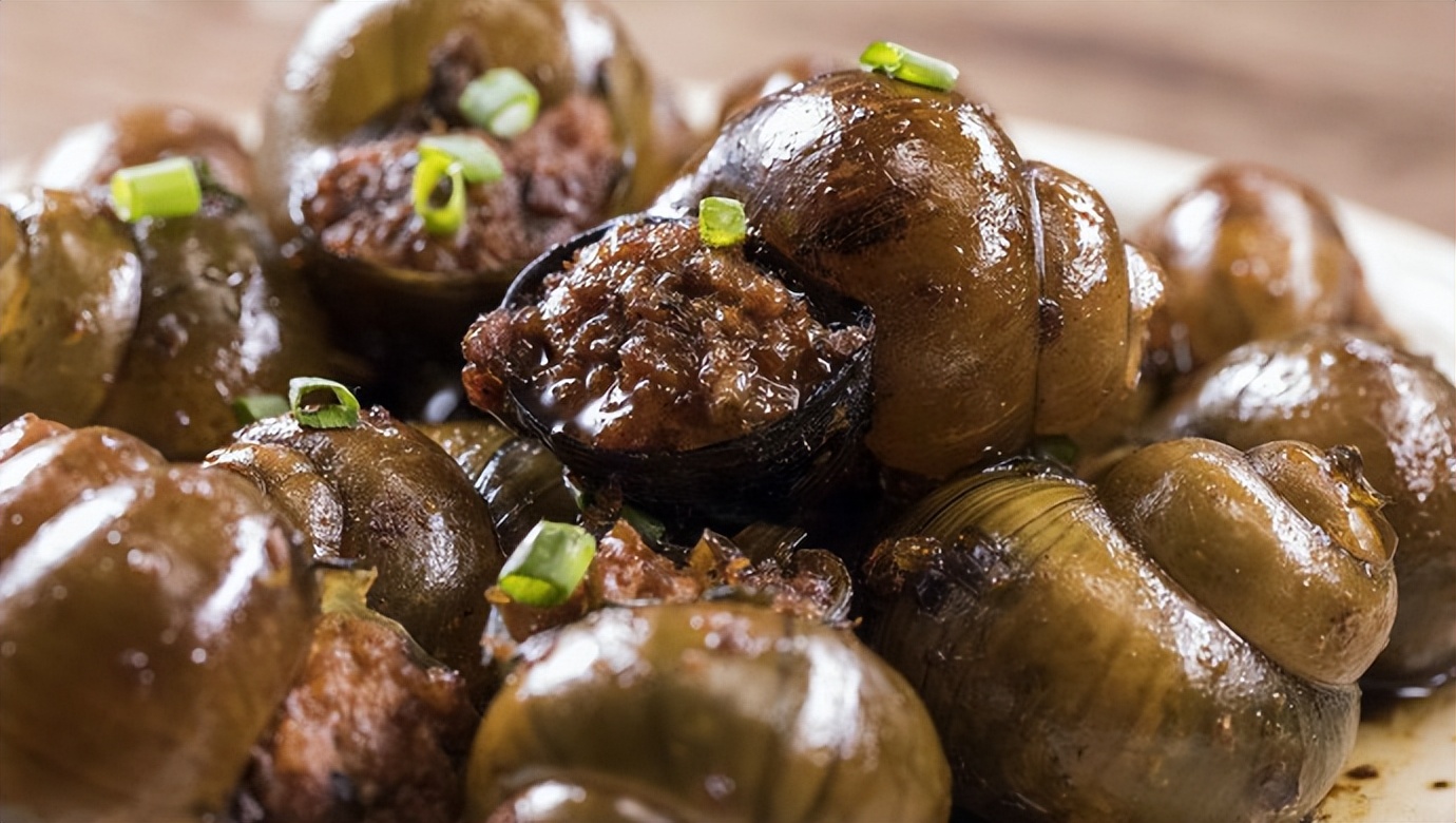 女生吃田螺有什么危害,女孩嗦田螺肿成香肠嘴