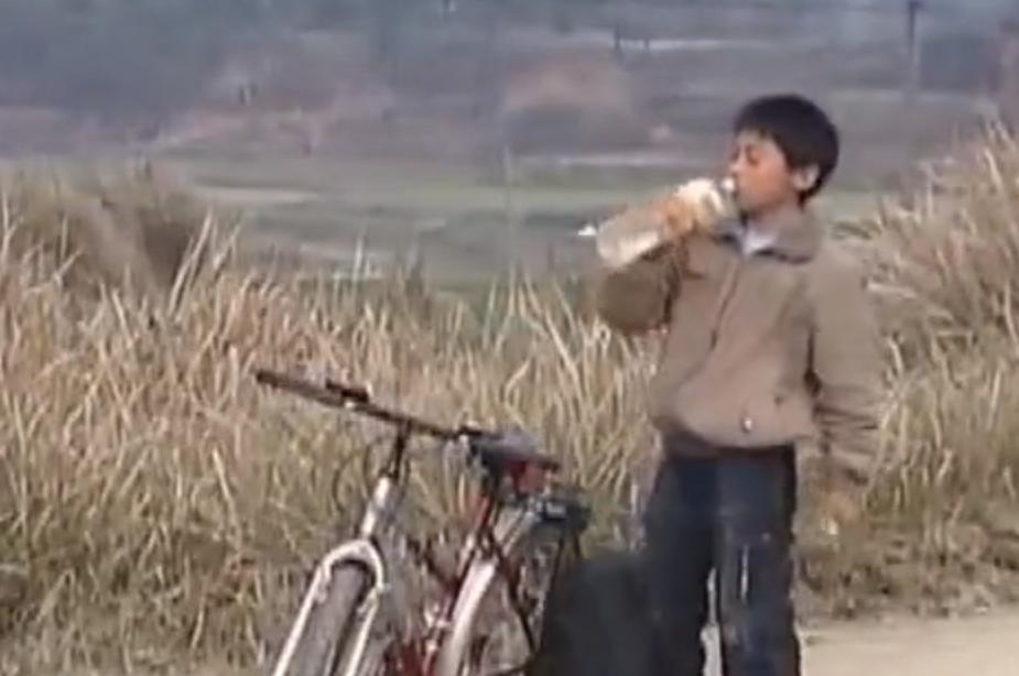 江西14岁男孩10年间，每天强迫自己喝30斤水，医生：必须这样喝水