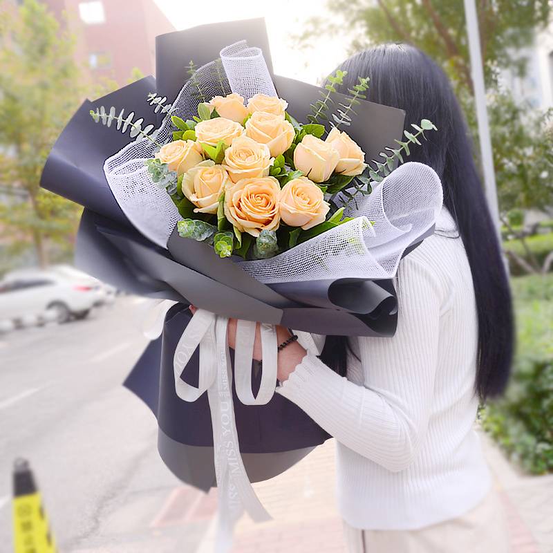 用新鲜的玫瑰花给妈妈做礼物,怎么送鲜花给女朋友比较浪漫