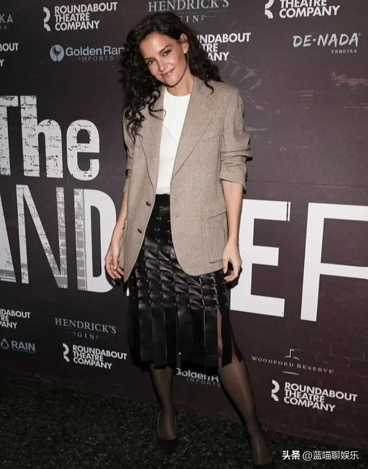 凯蒂佩里穿橘红色西服出街,凯蒂佩里穿礼服裙