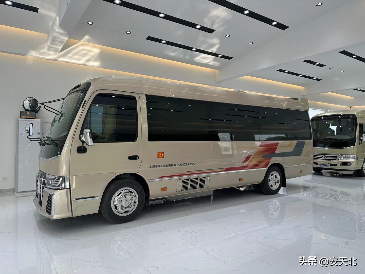 丰田考斯特10座是蓝牌吗,丰田考斯特10座商旅版