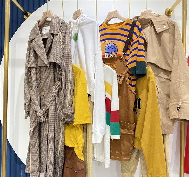 乐町女装2023新款棒球外套,乐町短款连帽女装