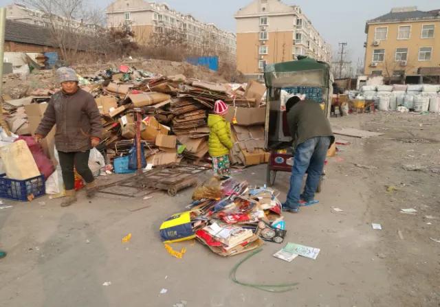 老乡肺癌去世，残疾老公疯疯癫癫放炮仗吊唁，说了许多不该说的话