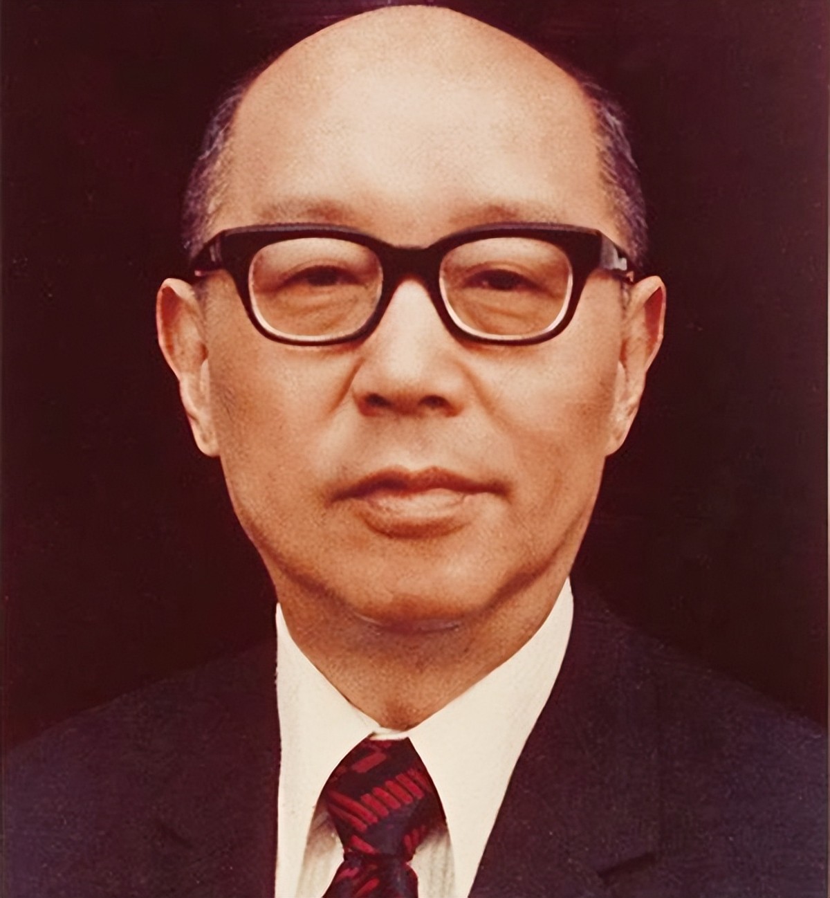 蒋介石的陵墓有多惨？子孙哭着要给他迁葬