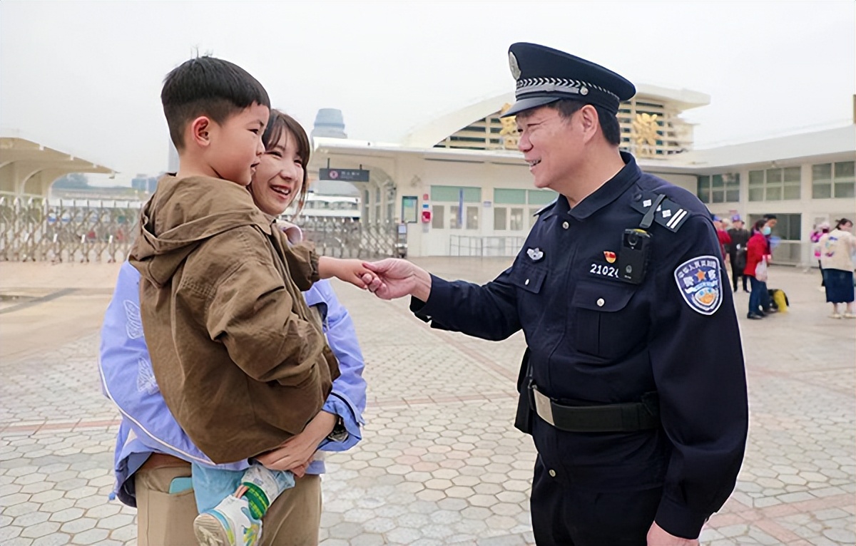 “名侦探”“寻物哥”“找包王”，为什么这3位民警被起“绰号”？