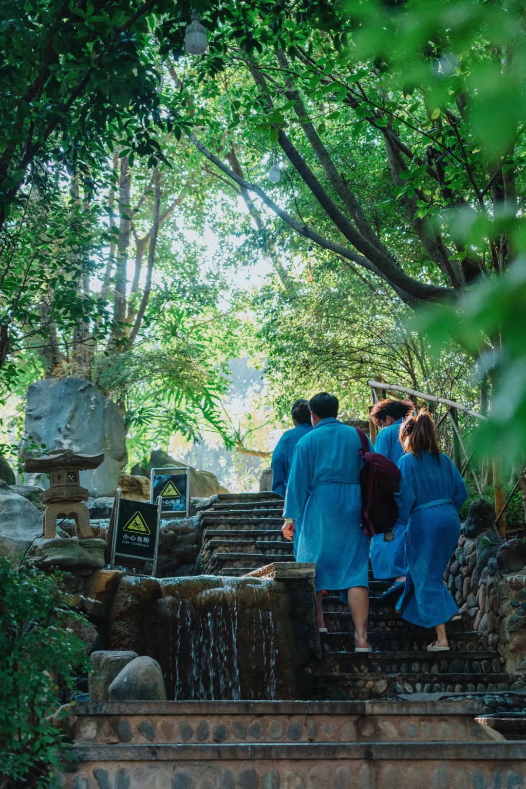 云南西部大峡谷泡温泉,云南原始森林温泉