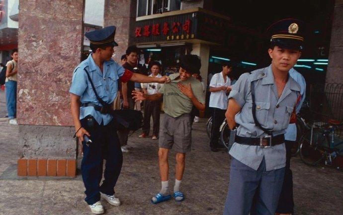 侵华日军残酷*行暴**，女子为活命脱下衣服让日本人拍摄，*辱侮**至死2