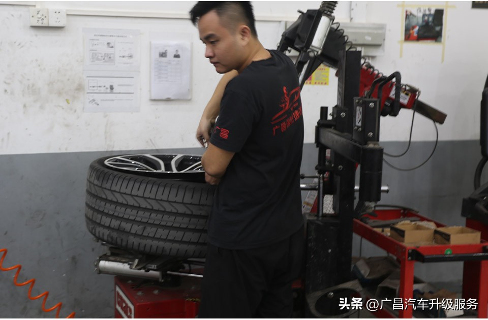 保时捷卡宴2023胭脂红颜色,保时捷卡宴老款升级黑红