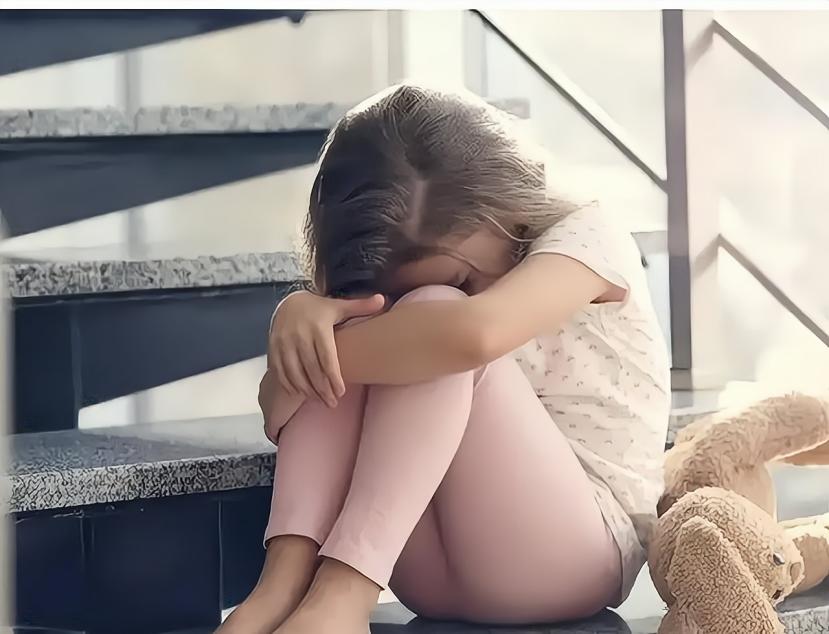 内蒙古5岁女童被亲生父亲踢死,内蒙古7岁女孩遭妈妈虐待致死