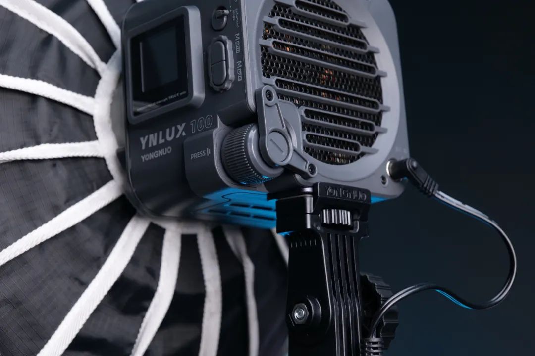 永诺ynlux100补光灯电池,永诺ynlux100pro使用教程