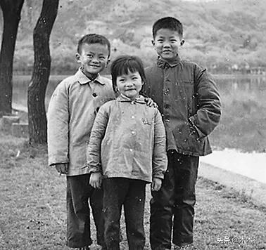 马云1964年出生在曲艺家庭，3次参加高考，第一次高考数学考1分