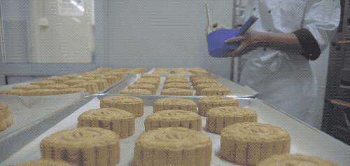 全自动月饼工厂流水线生产,一体化月饼生产线操作