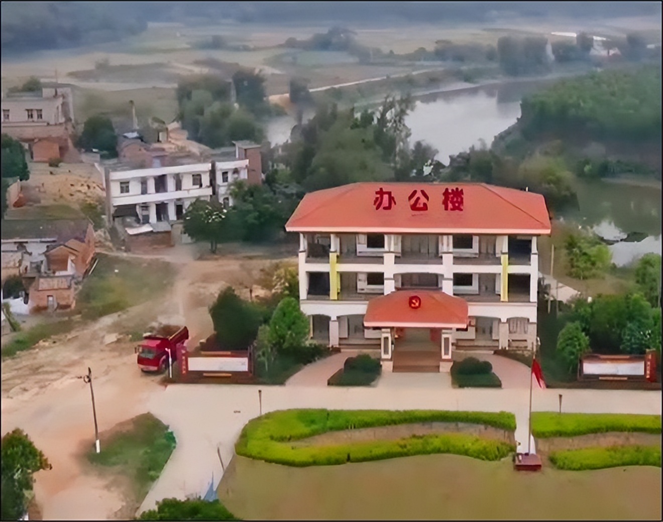 广东湛江老板每户分一套别墅,粤西私人老板建别墅给村民