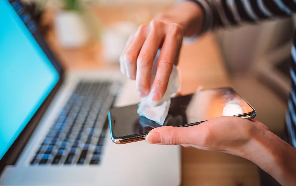 手机屏幕脏了用什么擦干净小妙招,用什么东西给手机屏幕消毒干净