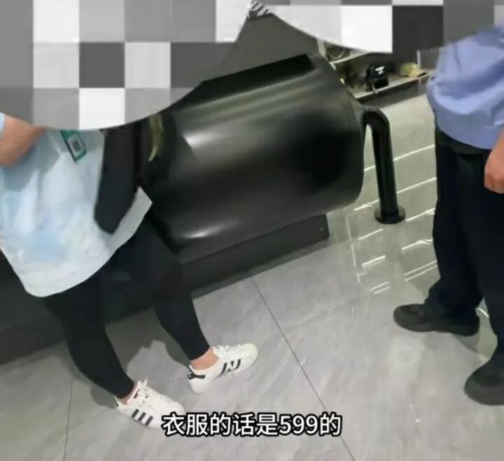 试衣服不慎掉地上被索赔后续,男子试衣服不慎掉地上事件