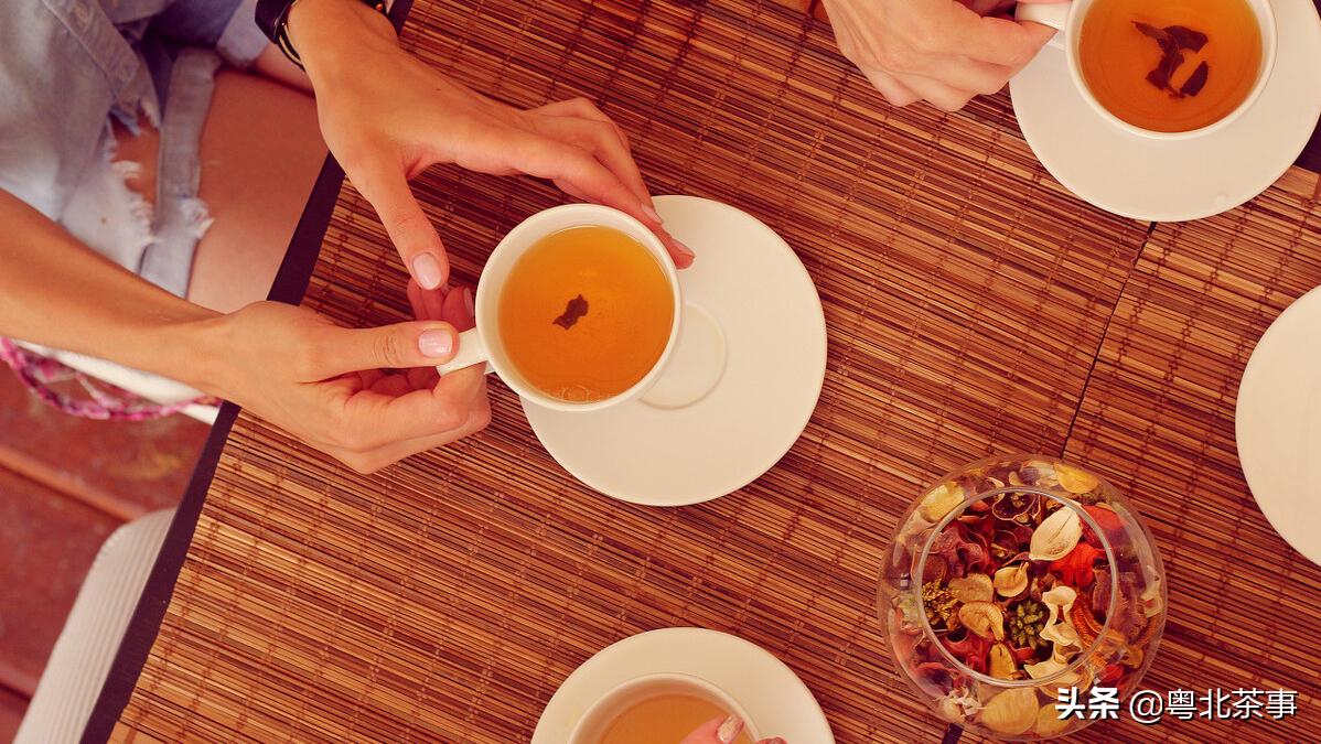 静静的喝茶是很惬意的事情,静静品茶慢慢聊天