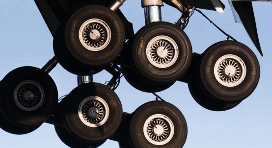 飞机在地上跑,飞机走的时候轮子有驱动吗