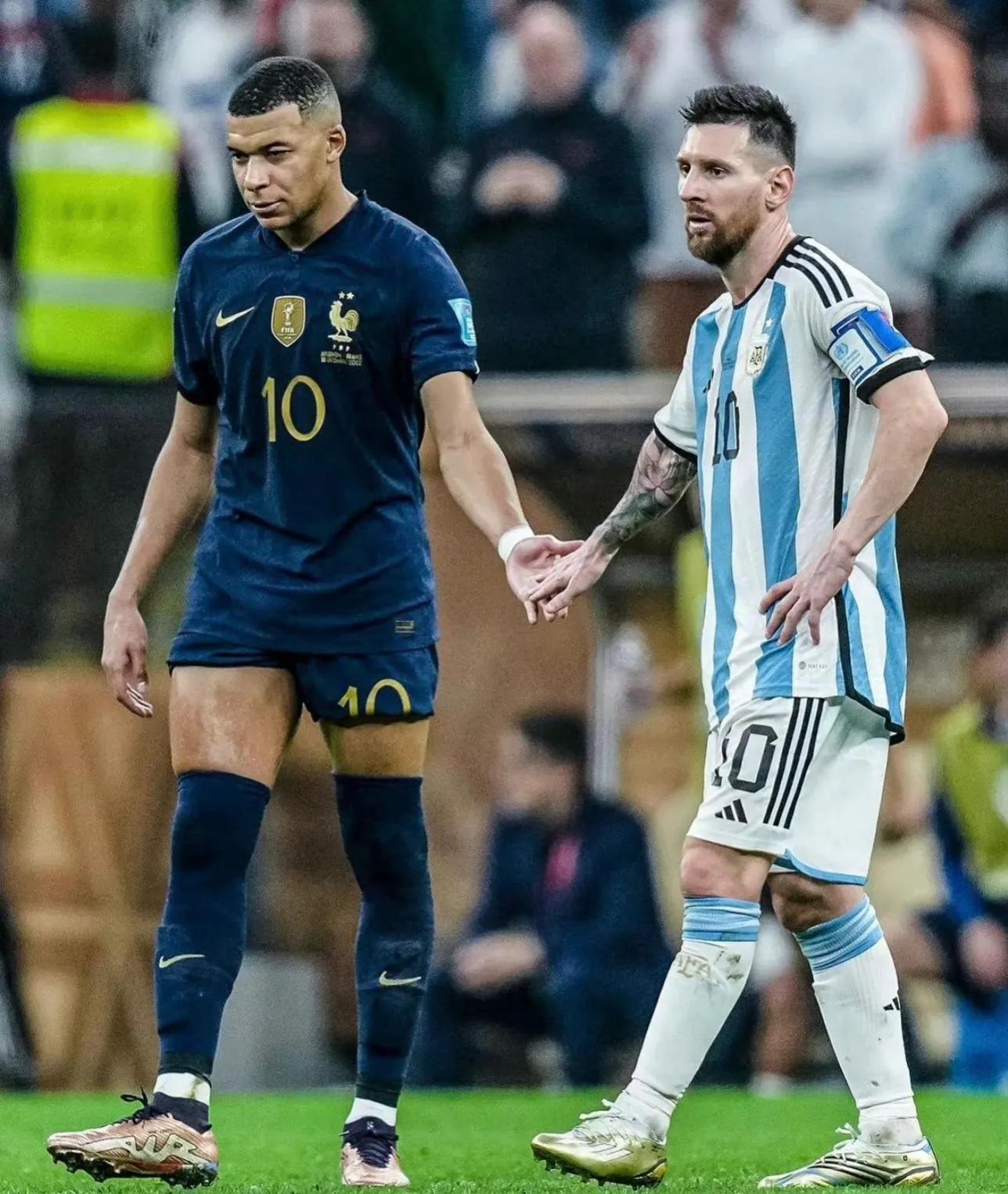 足球解说员贺炜恭喜梅西夺冠,贺炜经典催泪解说词梅西