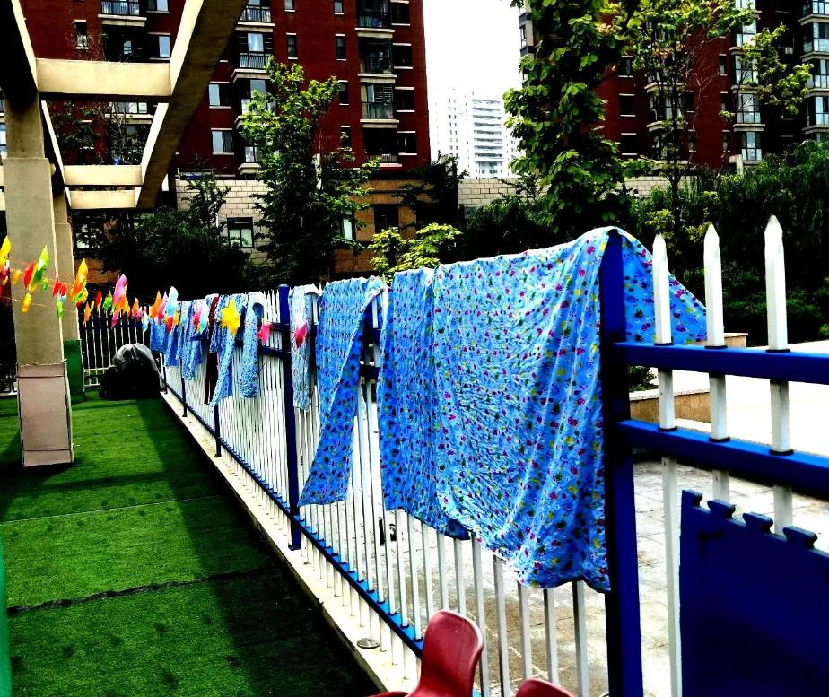 医生检查阴虱的镊子和刀片,男子发现阴虱