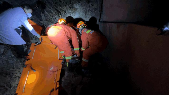 车祸现场未撤离男子被撞下桥,男子车祸后未撤离被撞飞下桥