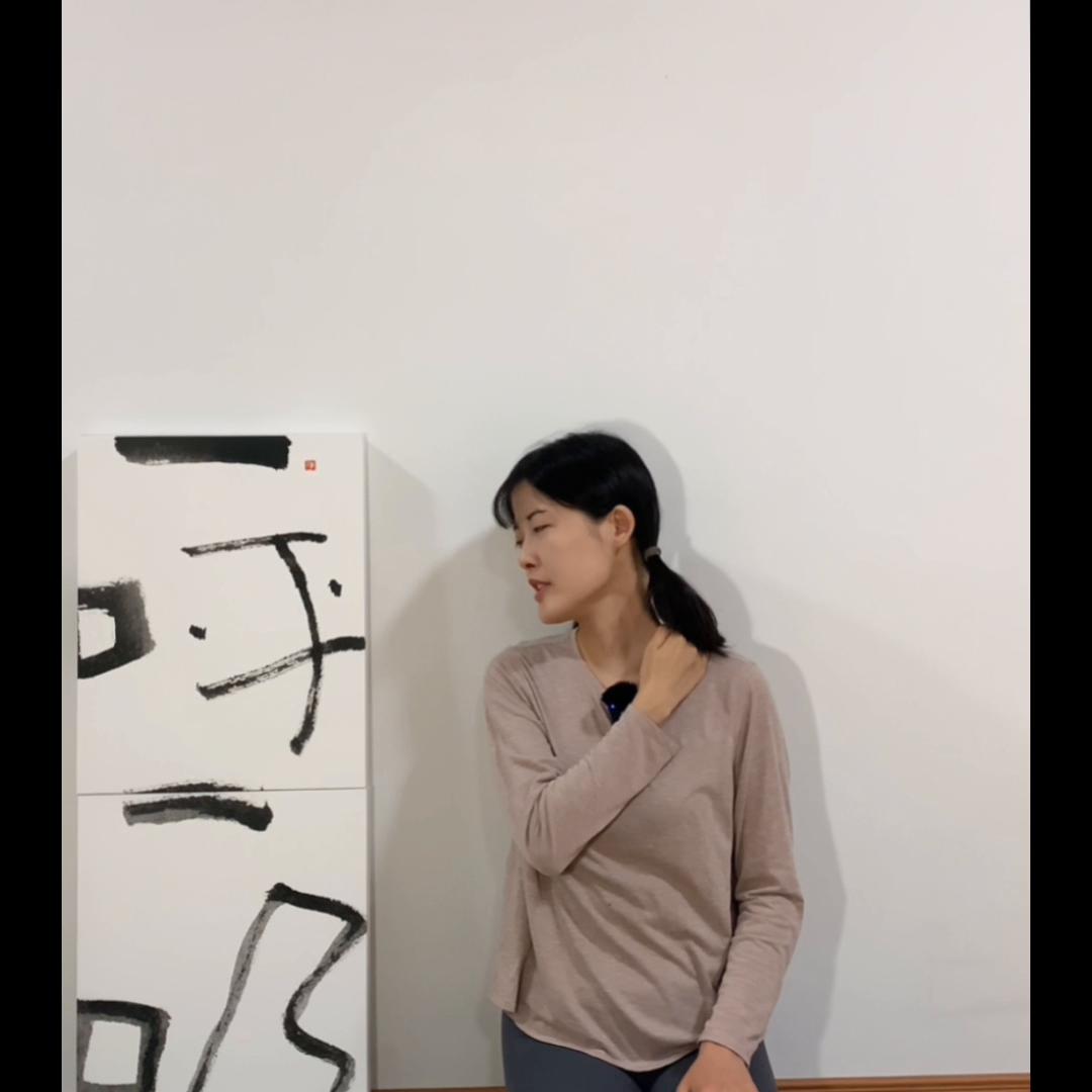 脖子落枕瑜伽理疗体式,用瑜伽缓解落枕