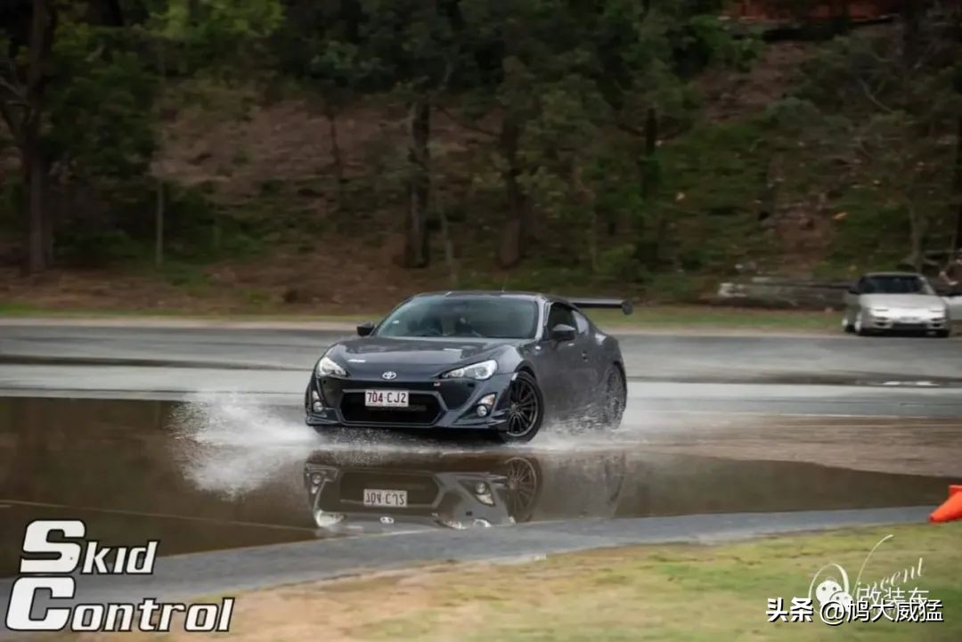 赛车模拟器卡丁车,赛车模拟器和卡丁车