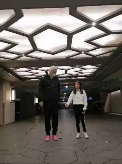 袁隆平去世，张庭偏偏大卖喜庆四件套：“面膜夫妇”的传销人生