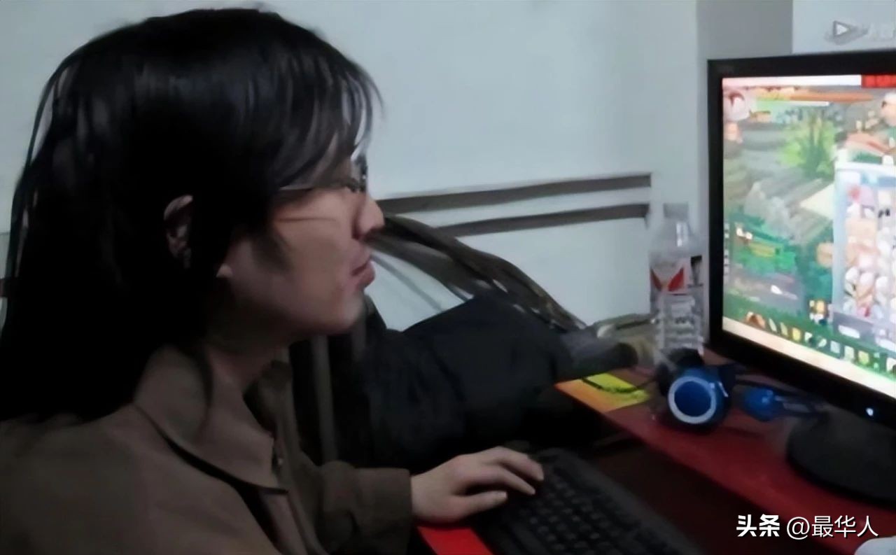 高材生4年吃住网吧,985高材生网吧虚度四年现状