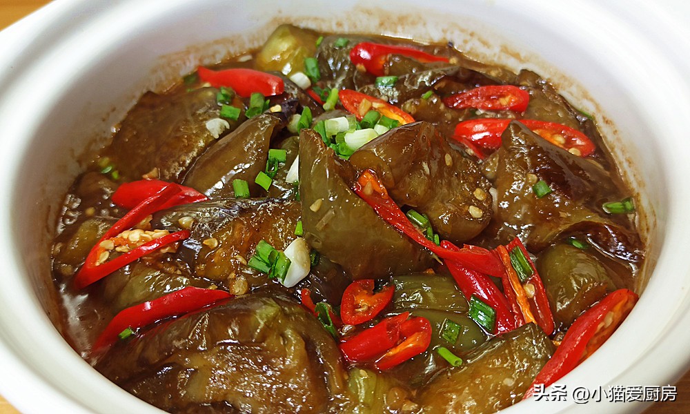 入味香喷喷的茄子煲就可以上桌了,咸鱼茄子煲直接用砂锅的做法