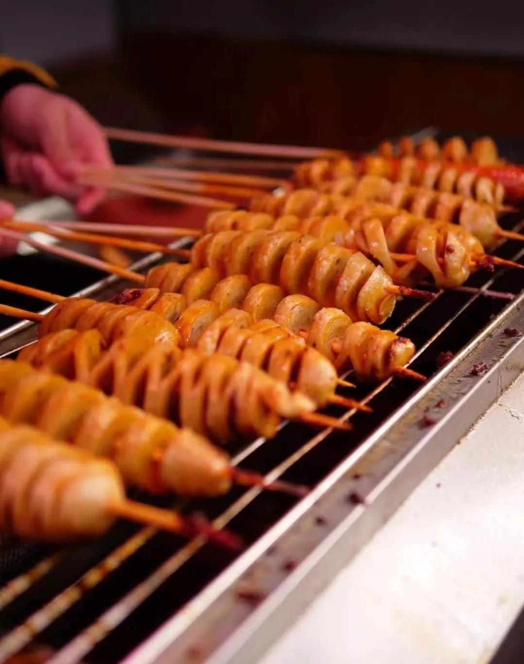 街边卖小吃卖什么最好成本又低,暴利生意90后摆摊卖传统小吃