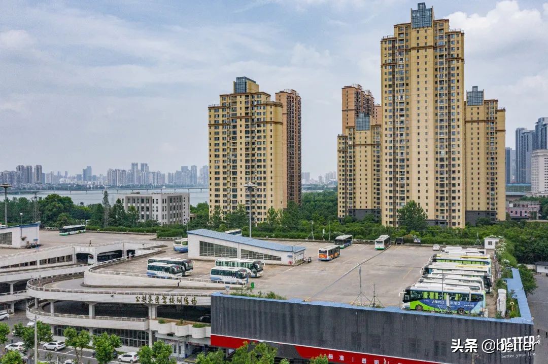 公交车爬楼顶,公交车飞上了楼顶