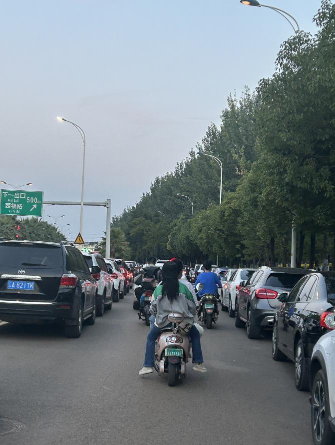 曝光台践踏草坪,不文明曝光台踩踏草坪