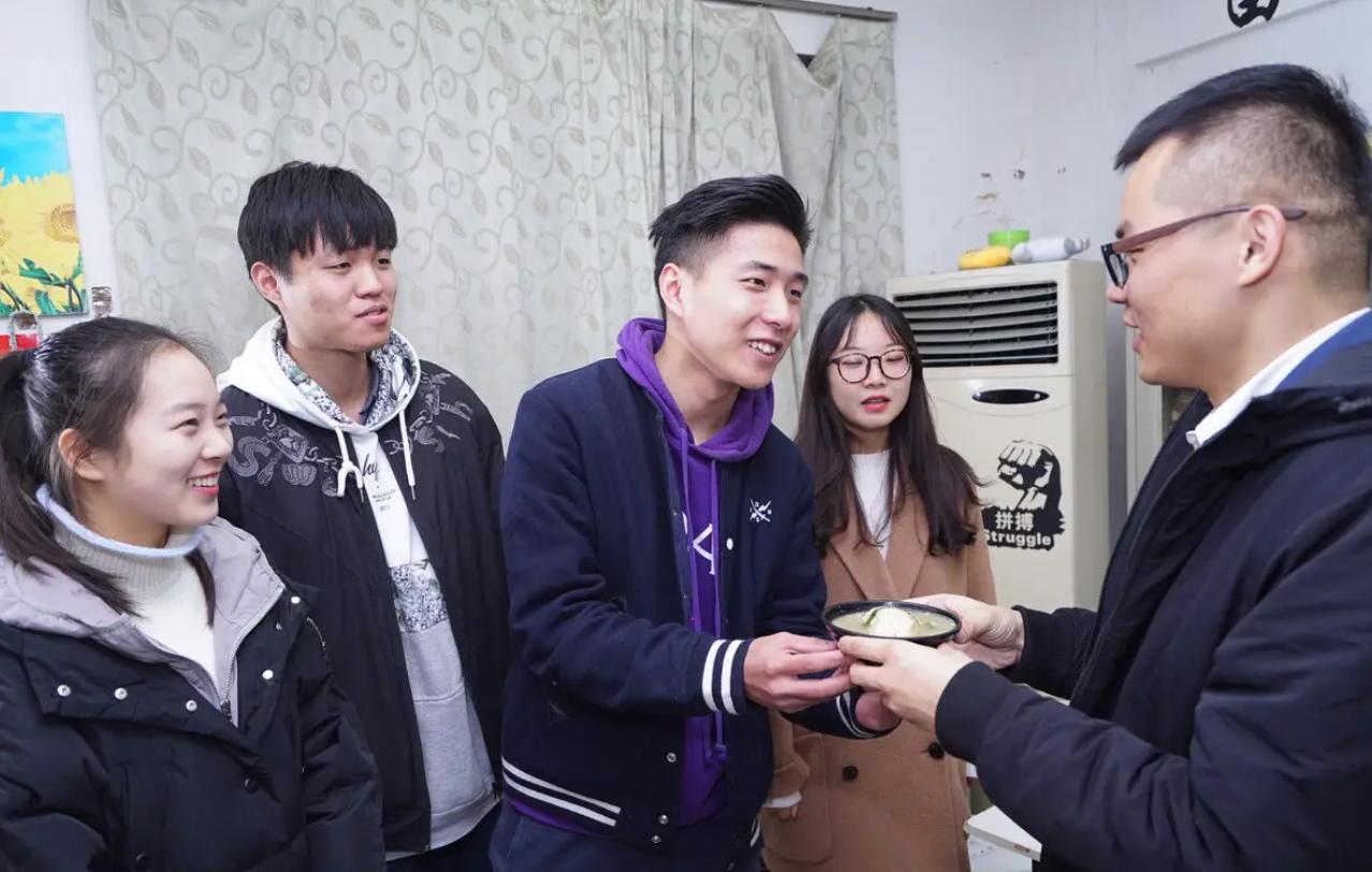 网络“教育专家”别轻信，女生不把导员放眼里，大三才察觉出不对