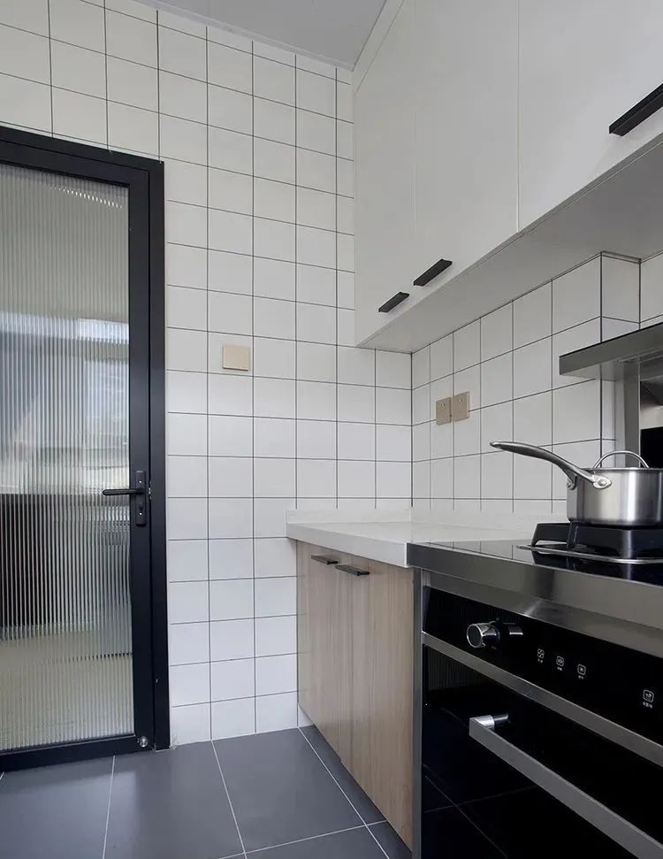 40㎡两室，狂打10处柜子，还住下一家四口人，绝了