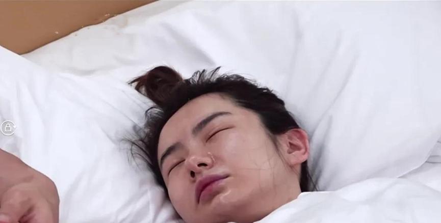 明星也逃不开的容貌焦虑：女星卸妆前后对比，自信的人才最美丽