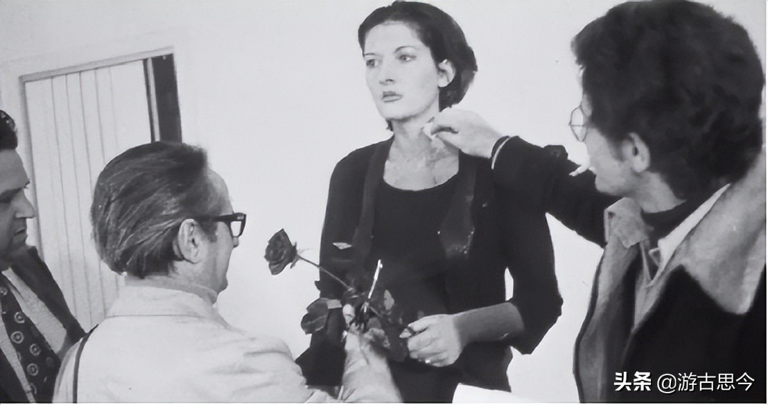 艺术家拿剪刀剪衣服视频,女艺术家把剪刀交给观众的视频