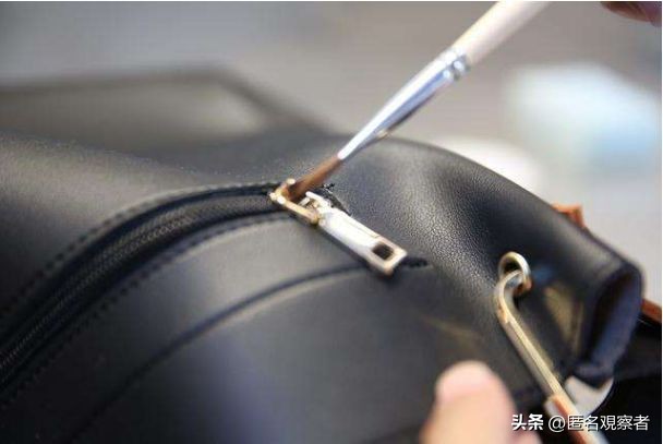 加拿大妹子向闺蜜借名牌包背！结果弄坏包闹上法庭！赔了$1500