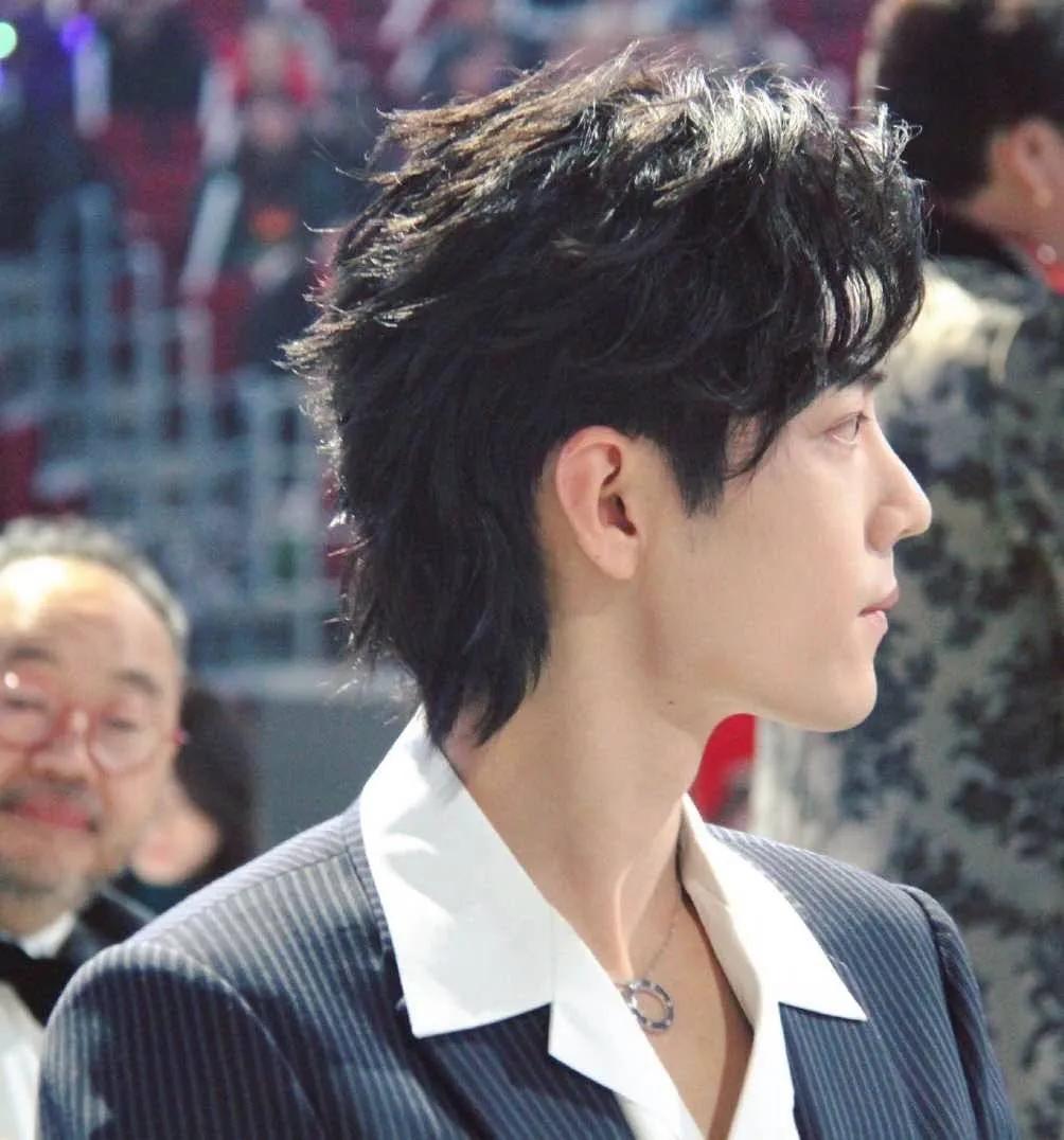 肖战近期活动造型,肖战微博之夜两套造型