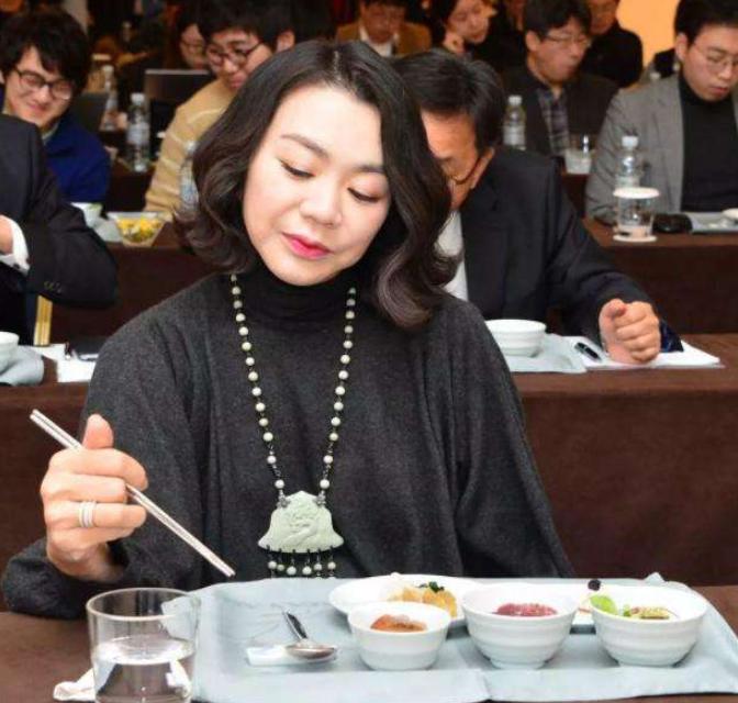 恶魔千金赵显娥虐待佣人,赵显娥家暴丈夫道歉