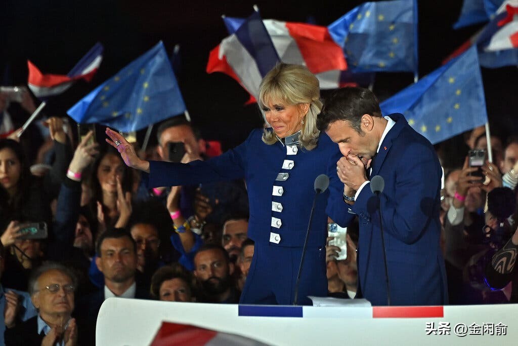 马克龙夫妇携手并肩,马克龙与妻儿出席活动