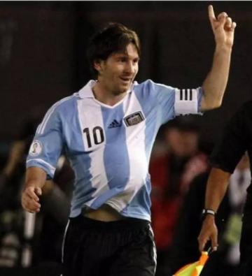 梅西致敬生命中最爱的两位女人,梅西球王真实感人故事