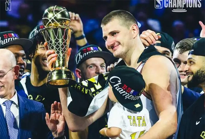 安东尼说掘金把15号给约基奇,掘金退役球衣是约基奇的锅